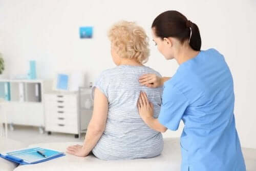 Lekarz badający starszą kobietę - zdrowie seniorów