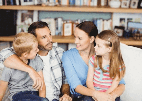 Rodzice rozmawiający z dziećmi