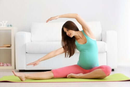 Ćwicząca kobieta w ciąży