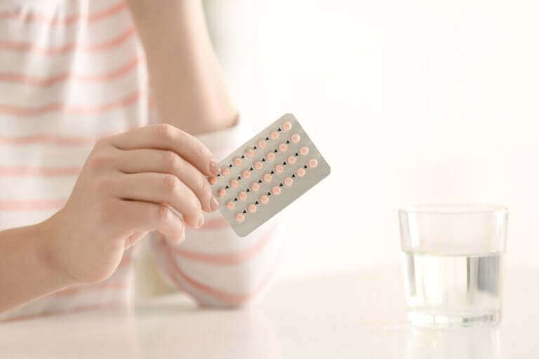 Dłoń trzymająca tabletki antykoncepcyjne