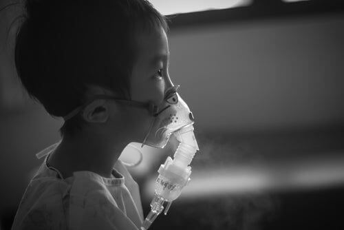Dziecko z inhalatorem