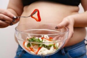 Czy jesz mniej, ale wciąż przybierasz na wadze?