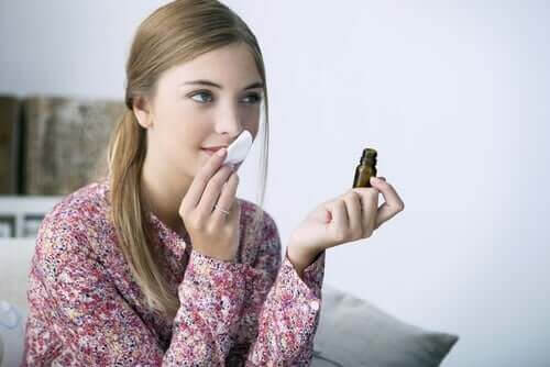 Kobieta sprawdza zapach perfumów