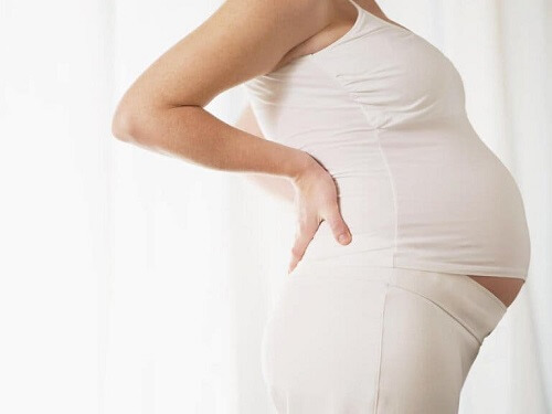 Ból kości podczas ciąży: jak go zmniejszyć?
