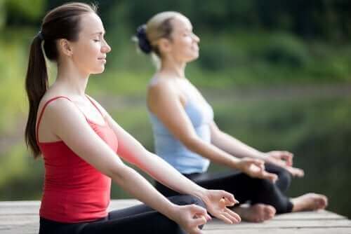 Kobiety uprawiające jogę - jesienne zajęcia na świeżym powietrzu