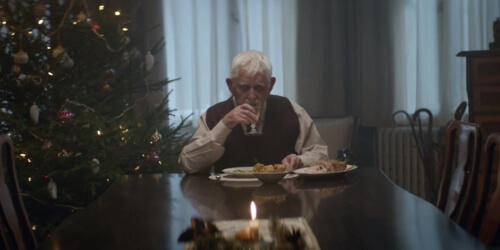 Starszy mężczyzna podczas posiłku