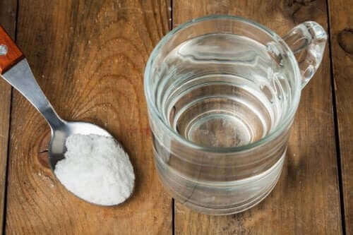 Soda oczyszczona i woda: naturalny sposób na pleśniawki