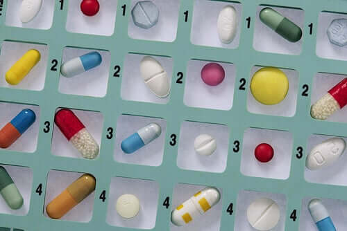 Samoleczenie antybiotykami - dlaczego jest niebezpieczne?
