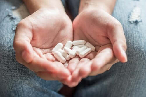 Tabletki w dłoniach