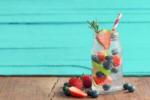 Woda smakowa z owocami: świetne przepisy na lato!