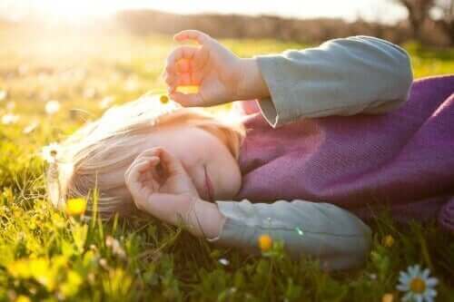 Dziewczynka leżąca na trawie