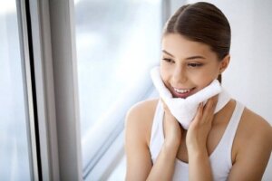 Czy zmywać makijaż przed snem? Poznaj istotnych 10 powodów