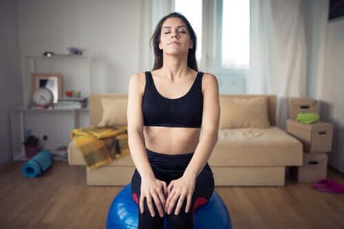 Kobieta robiąca ćwiczenia oddechowe na poprawę snu