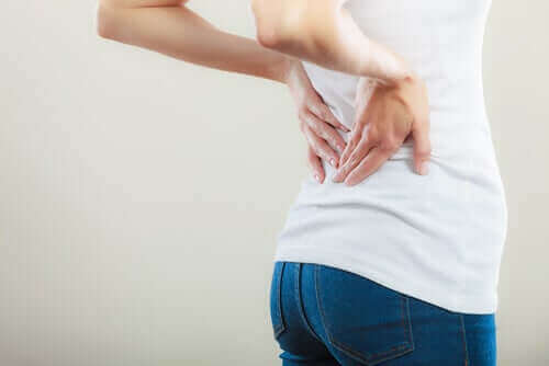 Kobieta z bólem pleców - jak zmniejszyć ból dolnej części pleców?