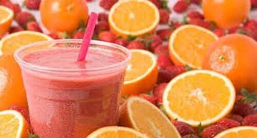 Koktajl z pomarańczy i truskawek - napoje z owoców na lato