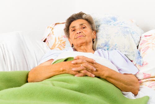 Starsza kobieta w łóżku