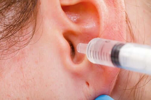 Wstrzykiwanie soli fizjologiczne do ucha, aby usunąć czop woskowinowy