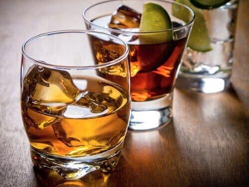 Szklanki z alkoholem - wpływ na zdrowie mózgu