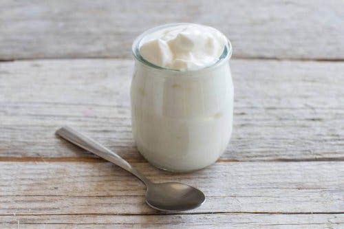 Jogurt naturalny jest świetny na afty