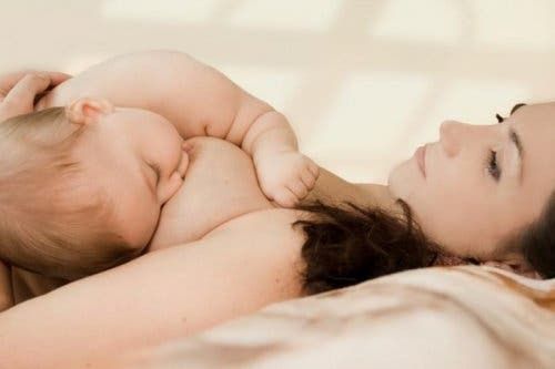 Karmienie piersią a spanie dziecka z mamą