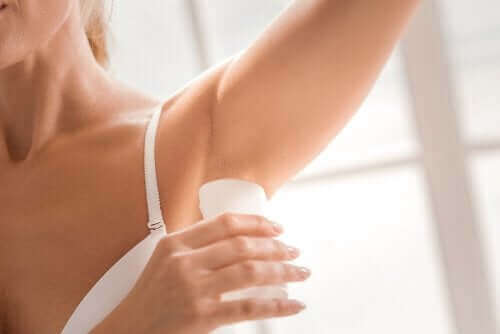 Dezodoranty naturalne- kabieta używa dezodorantu