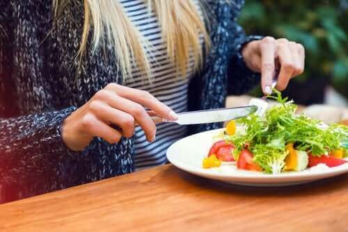 Kobieta jedząca sałatkę - przewodnik po diecie wegetariańskiej