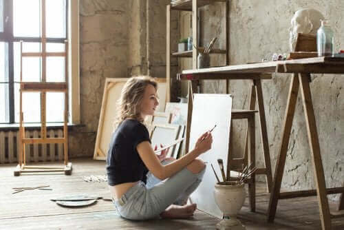 Kobieta malująca obraz