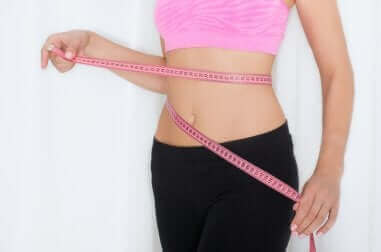 Kobieta mierząca talię - zbyt szybka utrata wagi