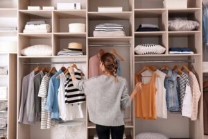 Gromadzenie ubrań: jak nie zapchać sobie szafy?