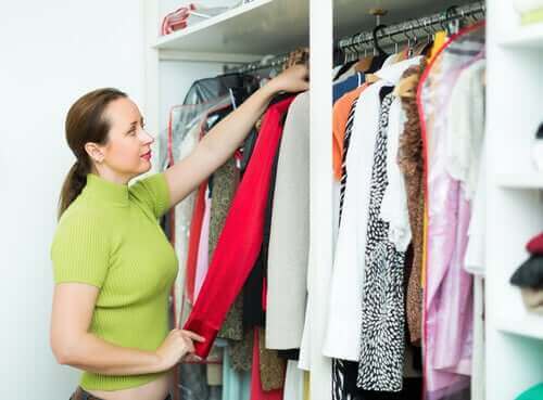 Kobieta przeglądająca ubrania - gromadzenie ubrań