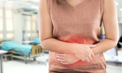 Kobieta z bólem brzucha - wrzodziejące zapalenie jelit