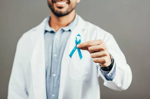 Niebieska wstążka jako symbol przeżycia raka