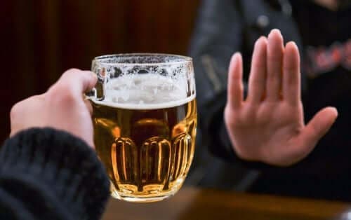 Osoba rozmawiająca picia alkoholu - wrogowie zdrowej skóry