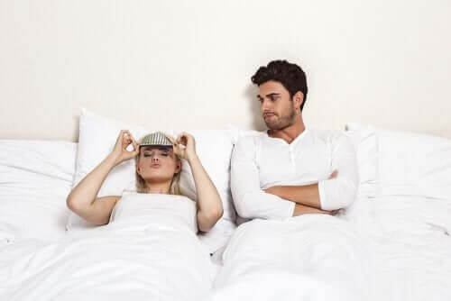 Para w łóżku