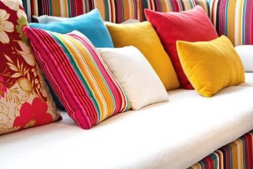Poduszki na kanapie - jak stworzyć bardziej przytulny dom?