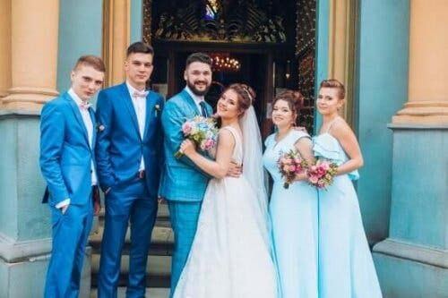 Przed kościołem - matka ślubna, para młoda i świadkowie