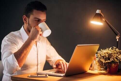 Praca przy laptopie