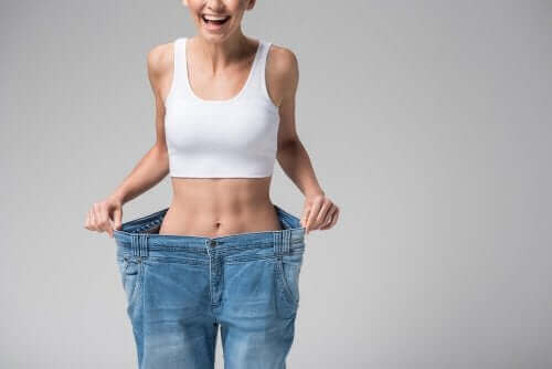Roześmiana szczupła kobieta