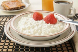 Łatwy przepis na domowy ser wiejski