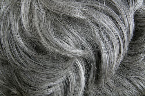 Siwe włosy - czy powstają w wyniku stresu?