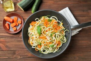 Spaghetti z cukinią i marchewką - prosty przepis