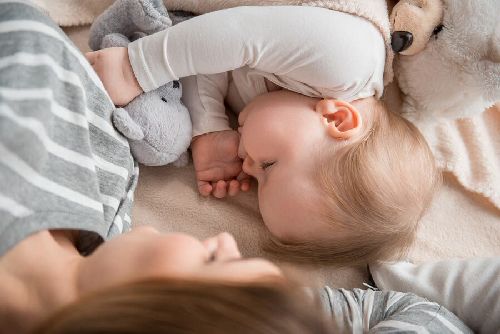 Spanie dziecka z mamą - czy to dobry pomysł?
