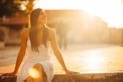 Szczęśliwa kobieta podczas zachodu słońca