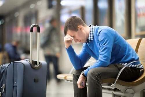 Zmęczony mężczyzna na lotnisku