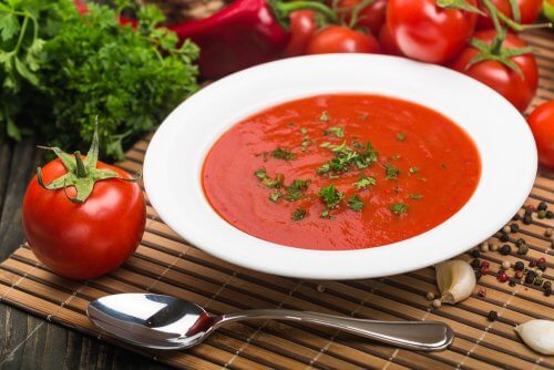 Zupa warzywna z pomidorów