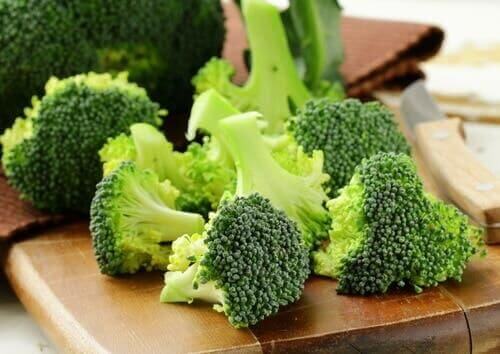 Brokuły to produkty spożywcze korzystne dla zdrowia układu sercowo-naczyniowego