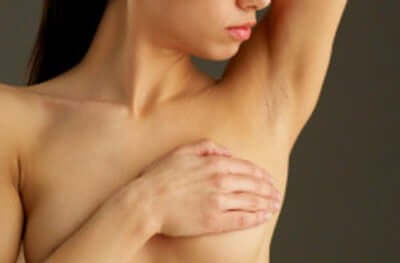 W przypadku raka piersi, węzeł wartowniczy znajduje się w pasze bliższej głównemu guzowi. 