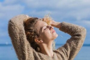 5 naturalnych sposobów pozwalających chronić włosy przed słońcem