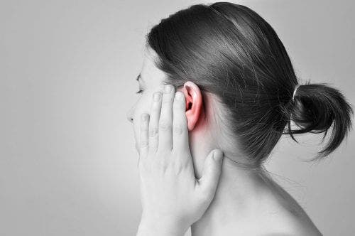Kobieta z bólem ucha - egzostozy
