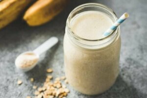 Jak zrobić sycący koktajl z banana i płatków owsianych?